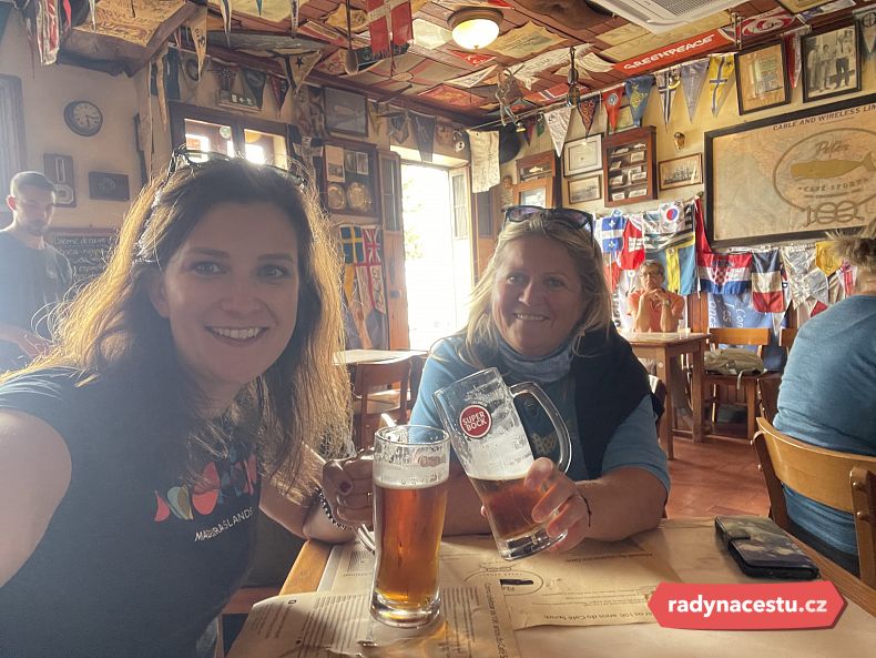 Zasloužený drink ve vyhlášeném Peter's cafe sport