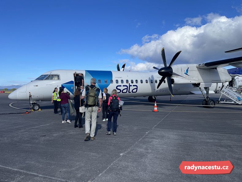 Mezi ostrovy přelítáme malými vrtuláky...