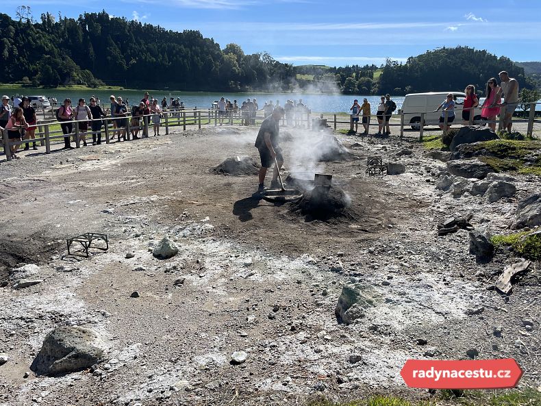 Vaření pomocí geotermální energie ve Furnas