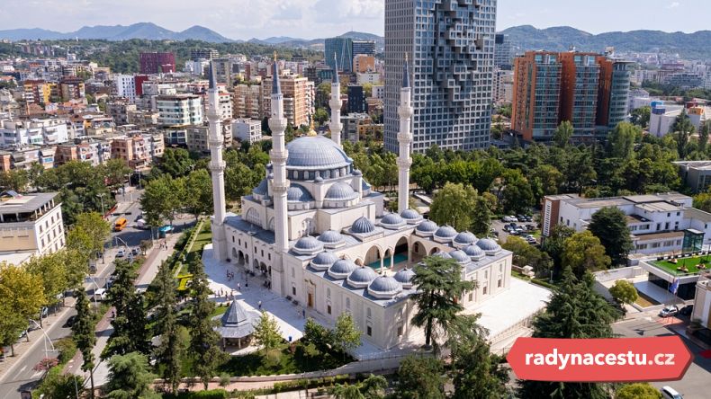 Centrum města Tirana, které zdůrazňuje Skanderbegovo náměstí, mešitu Et'hem Bey