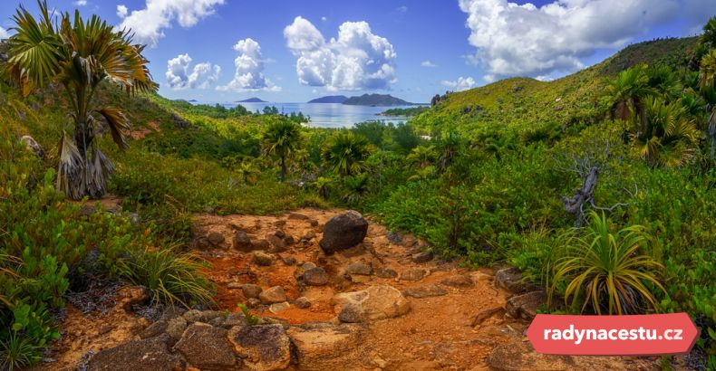 Ostrov Curieuse s červenou půdou