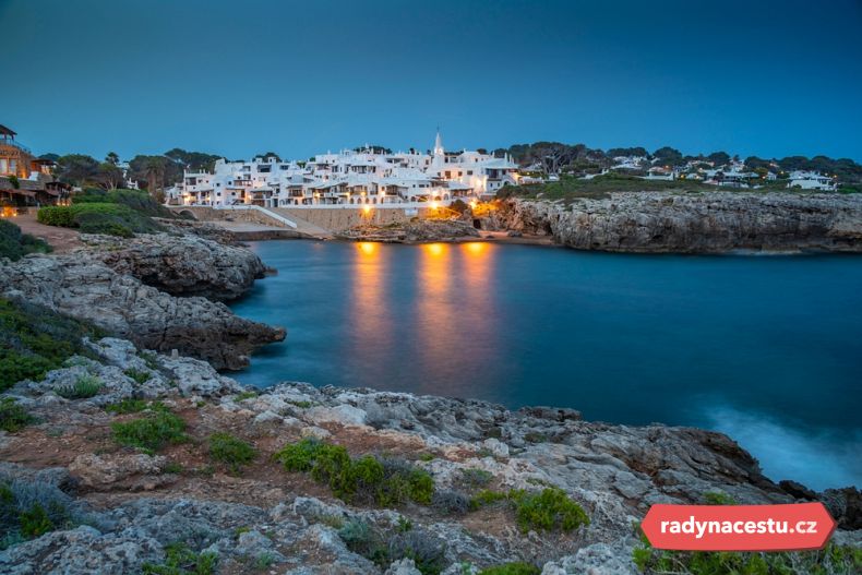 Pohled na vesničku Binibeca Vell při soumraku