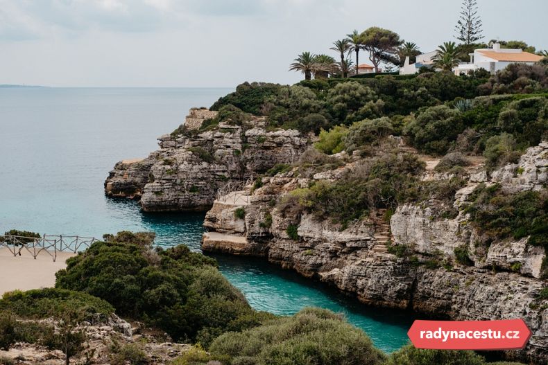 Skalnaté pobřeží a záliv v Cala en Brut, Menorka