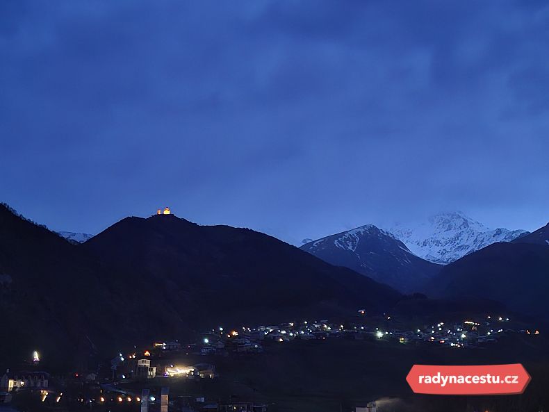 Noční pohled na Gergeti a Kazbek vpozadí