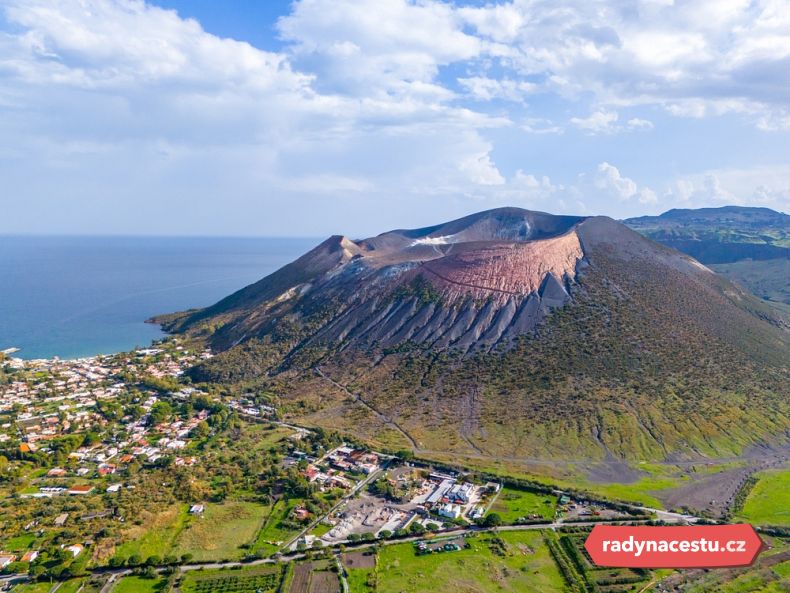 Letecký pohled na přístav Porto di Levante na ostrově Vulcano