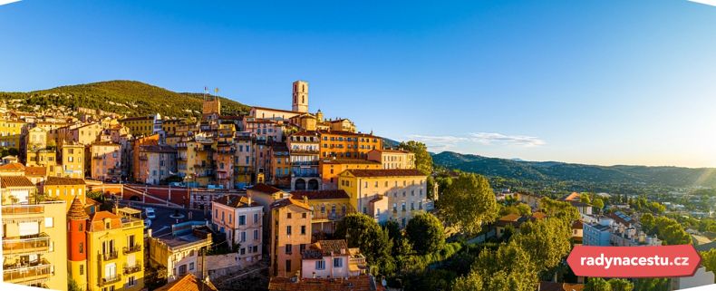 Město Grasse na Francouzské riviéře, proslulé výrobou světoznámých parfémů.