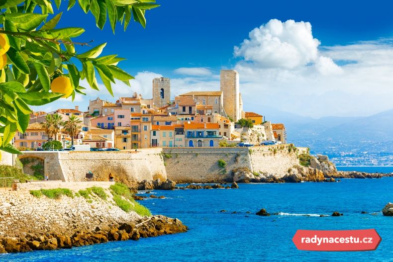 Pohled na město Antibes v Provence na Azurovém pobřeží