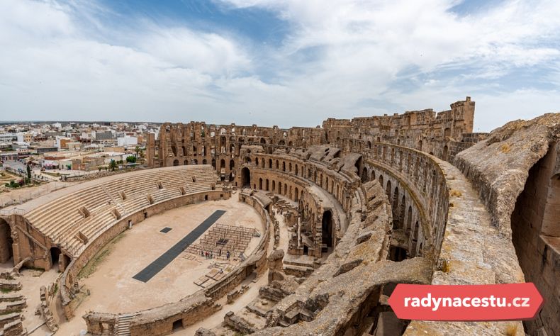 Diváci seděli v přesně členěném prostoru tribun