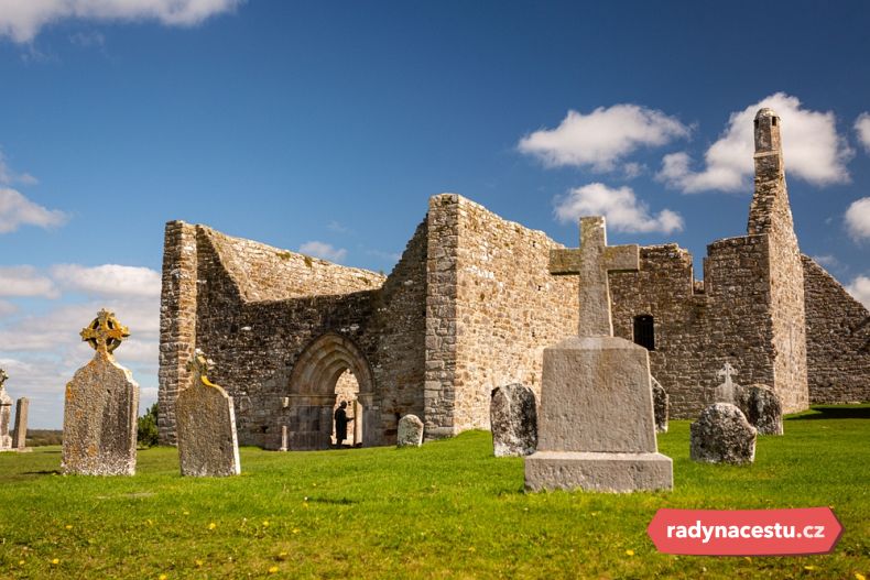 Ruiny kláštera Clonmacnoise v irském hrabství Offaly