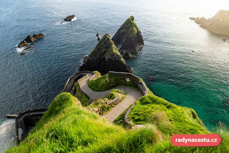 Ikonická klikatá cesta k moři na trase Slea Head Drive a Wild Atlantic Way