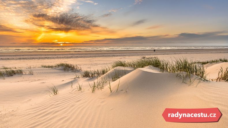 Pláž a duny nizozemského pobřeží u Wijk aan Zee