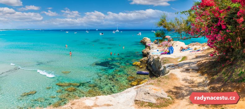 Pobřeží Baia dei Turchi u Otranta v Apulii