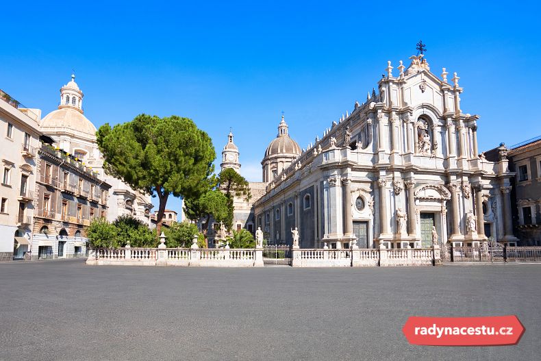 Náměstí Piazza del Duomo v Lecce za svítání