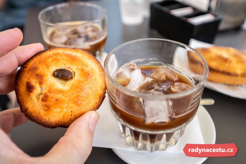 Typická sladká specialita: ledová káva s mandlovým sirupem a pasticciotto, tradiční pečený dezert