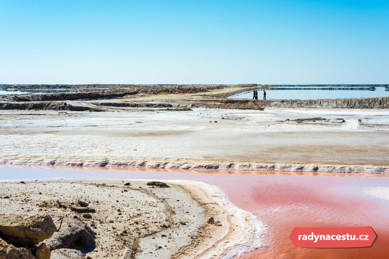 Chott el Djerid — nekonečná bílá plocha, kde se slunce odráží od soli a barvy se mění podle toho, kam se podíváte