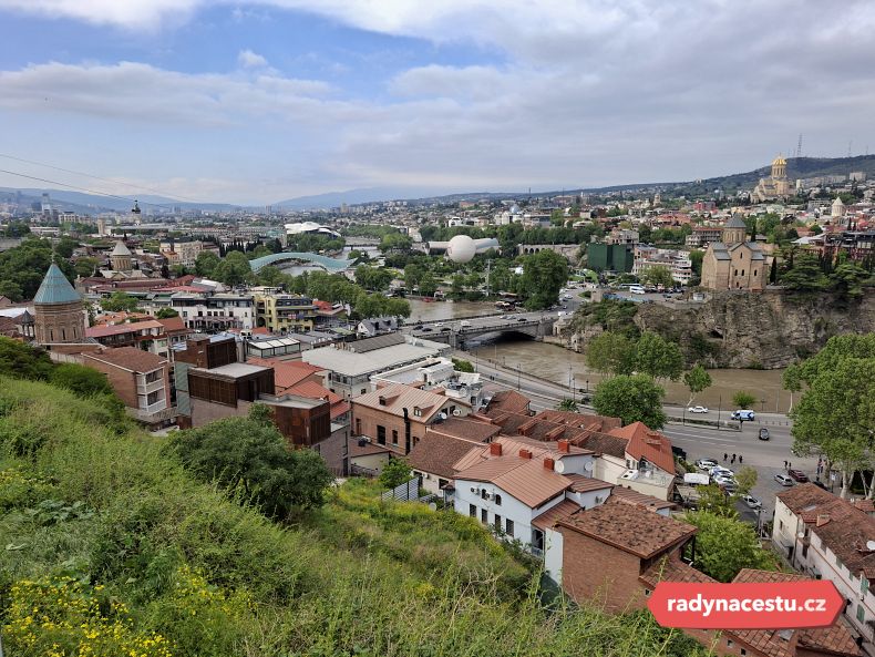 Z pevnosti Narikala budete mít staré Tbilisi jako na dlani