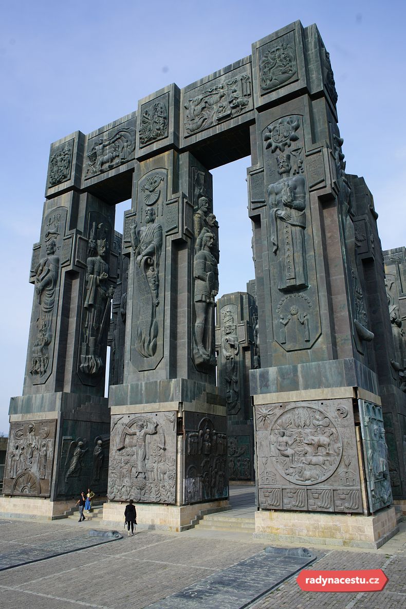 Památník Kronika Gruzie je přinejmenším opravdu monumentální