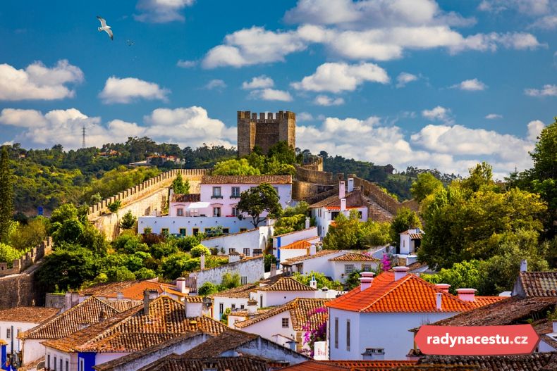 Óbidos v Portugalsku – malebné středověké město s historickými hradbami