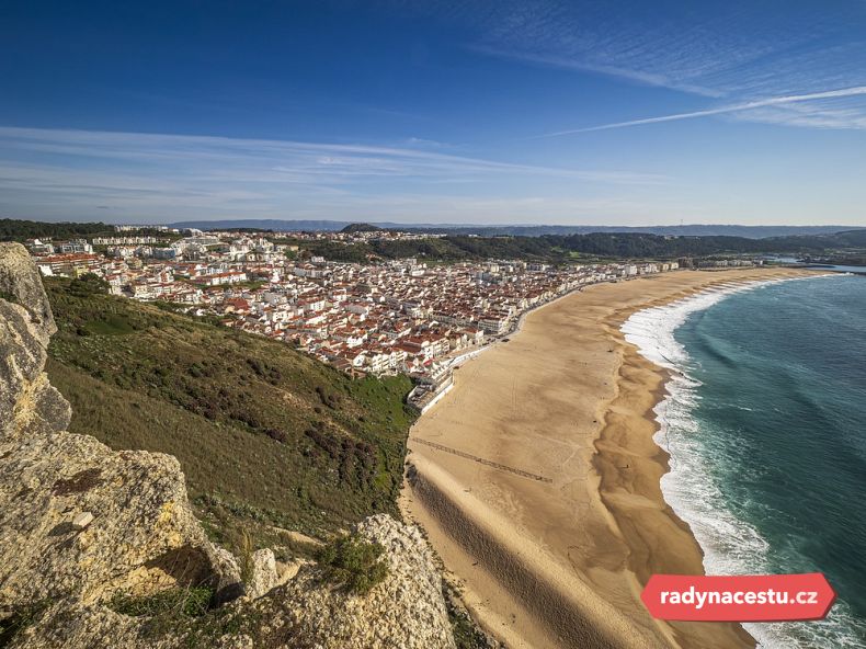 Výhled ze Sítia na Nazaré v Portugalsku