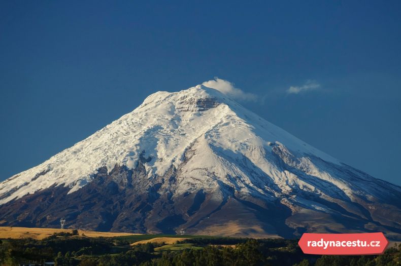 Ohromující pohled na zasněženou sopku Cotopaxi v Ekvádoru