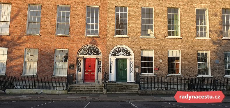 Typické barevné dveře v Dublinu