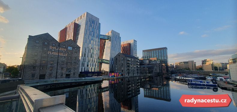 V přístavní čtvrti Dublinu kontrastují vedle historických domů moderní budovy