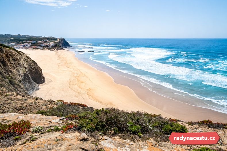 Pláž Praia de Monte Clérigo, která byla zvolena nejlepší evropskou pláží