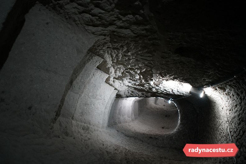 Propracovaný systém chodeb ve sklaním klášteře Vardzia. Pozor na hlavu - vyplatí se přibalit čepici