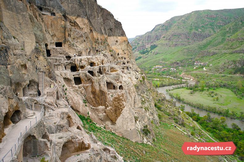V dobách největší slávy měla Vardzia údajně přes 3000 místnostní na zhruba 13 patrech