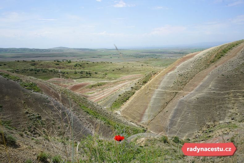 Barevná polopouštní krajina v blízkosti kláštera Davida Garedži