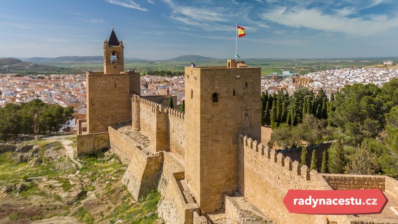 Pevnost Alcazaba dominující panoramatu města Antequera