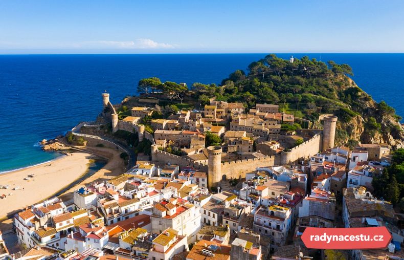 Pohled na pobřežní město Tossa de Mar v provincii Girona