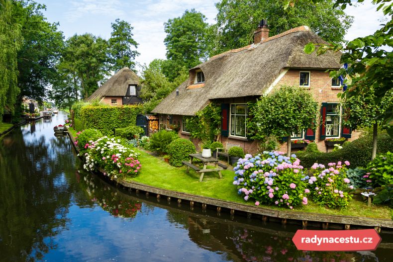 Vesnice Giethoorn s kanály a rustikální architekturou