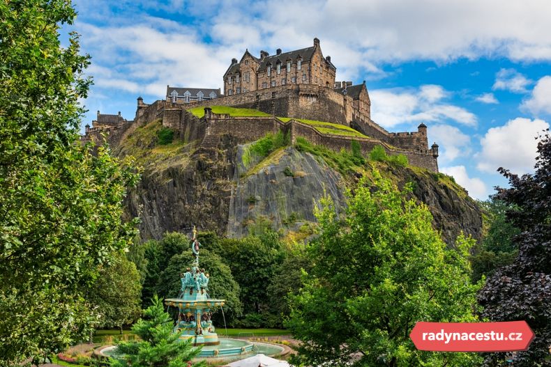Pohled na Edinburský hrad ve Skotsku