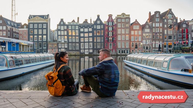Projdete se podél amsterdamských kanálů