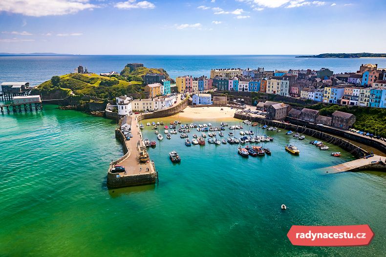 Pohled na barevné domky v Tenby