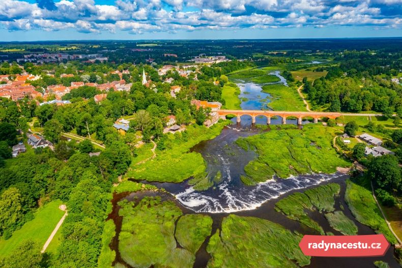 Panoramatický pohled na lotyšské město Kuldīga