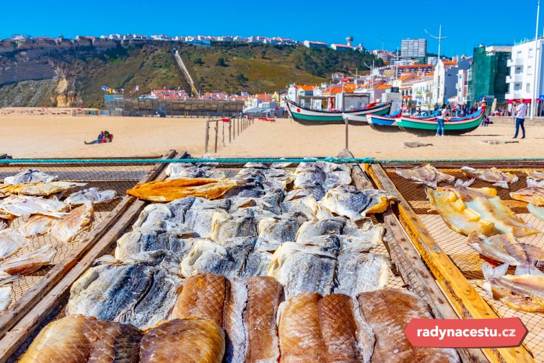 Tradiční způsob sušení mořských plodů na slunci v Nazaré