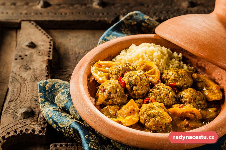 Tajine je tradiční berberberské jídlo s masovými kuličkami