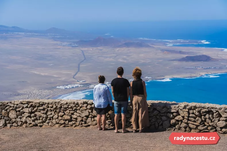 Mirador del Río na severu ostrova  – ikonická vyhlídka výhledem na Atlantický oceán a sousední ostrovy
