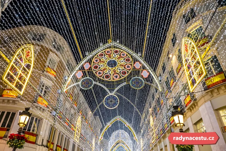 Vánočně vyzdobená ulice Calle Marqués de Larios v Málaze