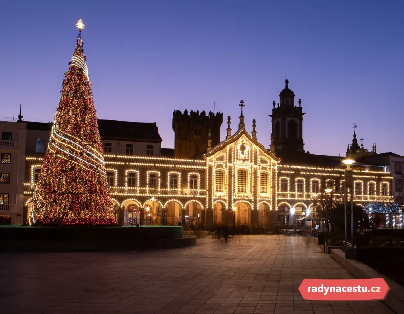 Vánoční strom a záplava světel rozzářily centrum Bragy
