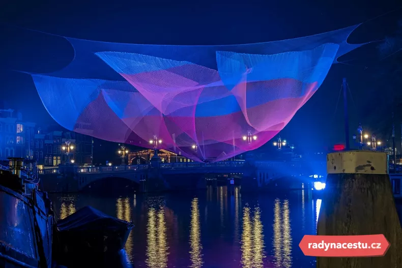 Amsterdam v noci ožívá kouzlem světelného festivalu