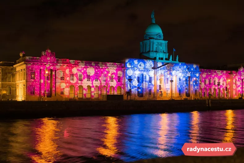 Vánoční světla rozzářila historickou Custom House v Dublinu