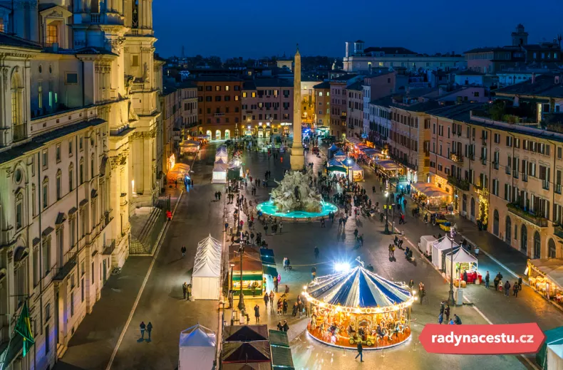 Vánoční atmosféra okouzluje slavné náměstí Navona v Římě