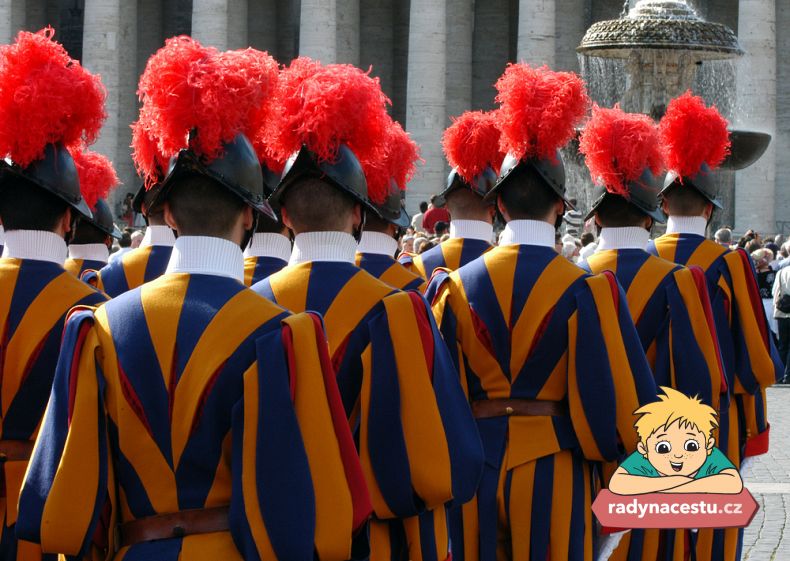 Vojáci ve Vatikánu mají veselé uniformy