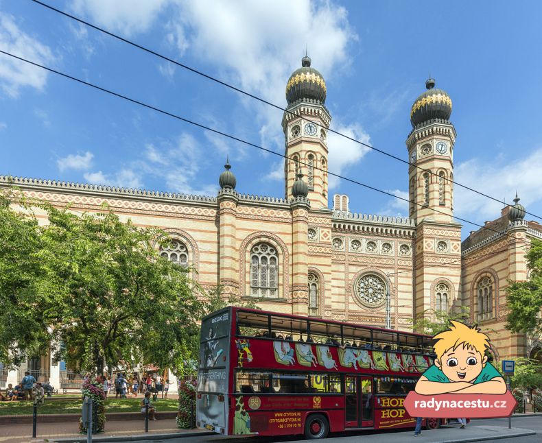 Vyhlídkový autobus míjí i Velkou synagogu v Budapešti