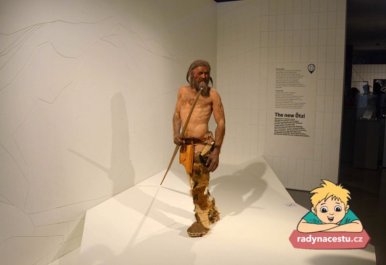 Ötzi v muzeu v Bolzanu 