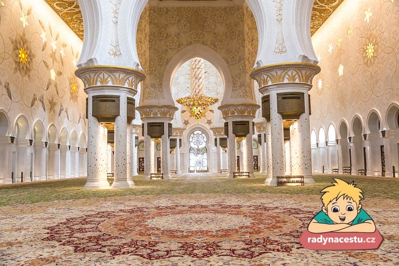 Největší koberec na světě v mešitě v Abú Dhabí 