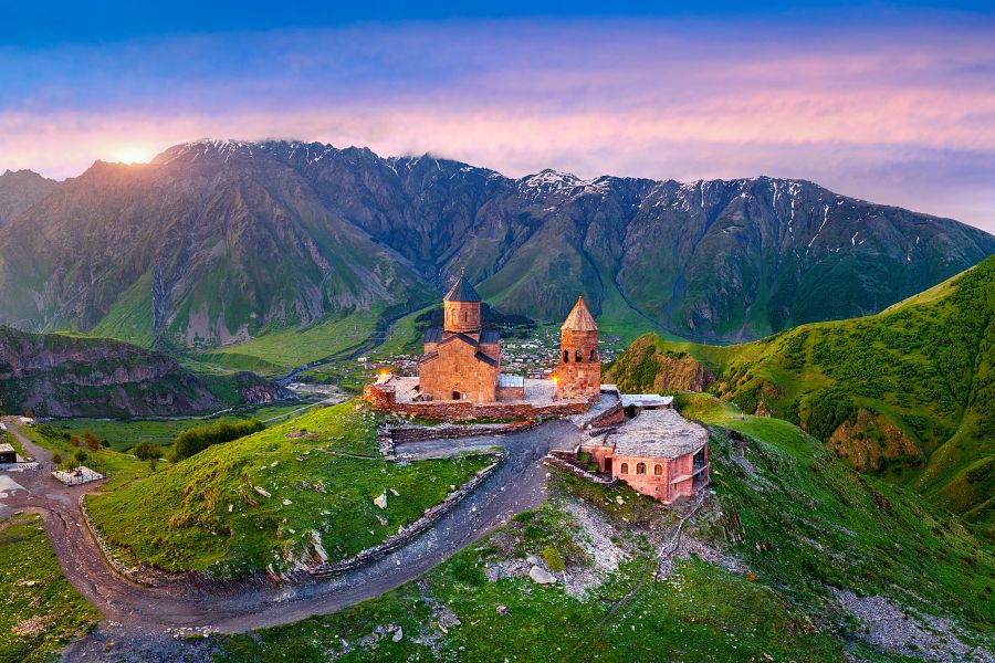 Ázerbájdžán a Gruzie + TRADIČNÍ KUCHYNĚ + KOSTEL NEJSVĚTĚJŠÍ TROJICE V GERGETI
